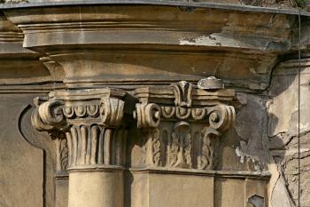 detail štukových hlavic portálu (© Pavel Zany Komárek 11. 7. 2009)