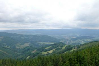 panorama zachycující pohled z rozhledny od jihu (vlevo) k západu (vpravo) ( © Jan P. Štěpánek 08/2008)