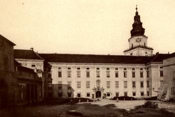 vstupní průčelí (© August Prokop: Burgen und Schlösser, Brno 1888)