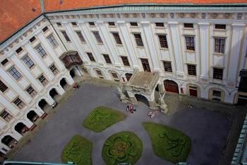 pohled z věže na nádvoří (© Luděk Vláčil, 8.5.2014)
