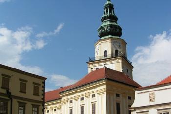 Zámek doplňuje severní roh Velkého náměstí ( © Petr Turyna 07/2005)