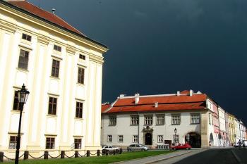 Jižní nároží zámku a severovýchodní strana Velkého náměstí ( © Petr Turyna 07/2005)