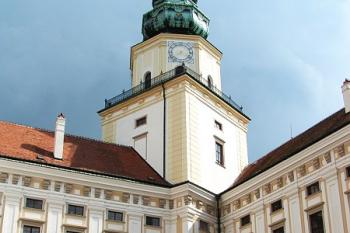 Zámecká věž z nádvoří ( © Petr Turyna 07/2005)