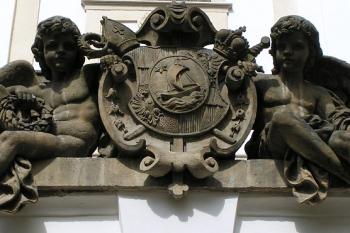 naproti hlavnímu vstupu na nádvoří ( © Petr Turyna 07/2005)