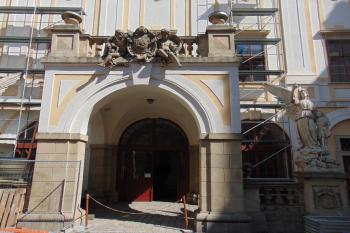 Sloupový portikus vnitřního nádvoří (© Dušan Dohňanský  09/2021)