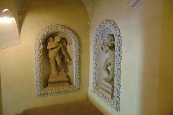 Niky se soškami (© Dušan Dohňanský  09/2021)