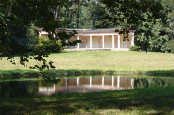 podzámecká zahrada - pompejánská kolonáda (© Jan Baše 03/2006)