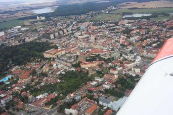 letecký pohled na historické jádro města se zámkem ( © Ondřej Štěpánek 09/2007)