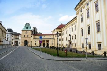 Sněmovní náměstí s Mlýnskou branou a jihozápadním  křídlem zámku se vstupem ( © Jan P. Štěpánek 08/2008)