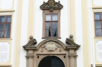 vstupní portál zámku ( © Jan P. Štěpánek 08/2008)