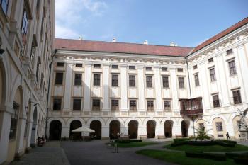 severozápadní fronta nádvoří zámku ( © Jan P. Štěpánek 08/2008)