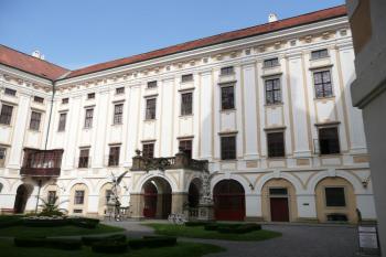 severovýchodní fronta nádvoří zámku ( © Jan P. Štěpánek 08/2008)