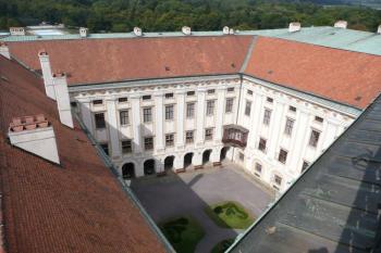 nádvoří zámku v pohledu z ochozu velké věže ( © Jan P. Štěpánek 08/2008)