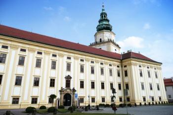 vstupní průčelí zámku s velkou věží ( © Jan P. Štěpánek 08/2008)