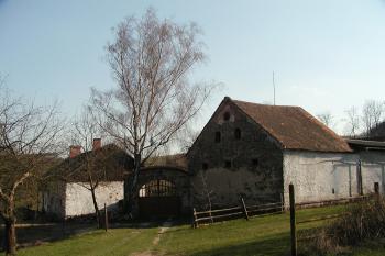 nové použití zbytků tvrze (© Alena Volná, 4/2007)