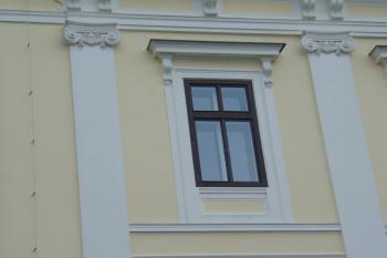 Detail okna a pilastrů (© Dušan Dohňanský 01/2021)