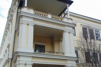 Jz. nároží s balkóny (© Dušan Dohňanský 01/2021)