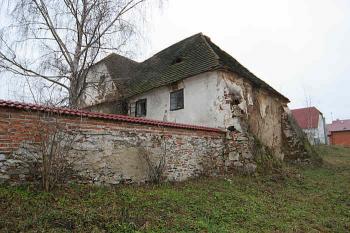 Budova tvrze od severovýchodu ( © Filip Matoušek 11/2004)