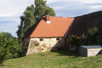 Částečně opravená střecha nad obytnou budovou tvrze (© Jan Šebek, 08/2008)