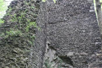 Skalní výběžek ve štítové zdi ( © Ivan Grisa 05/2010)