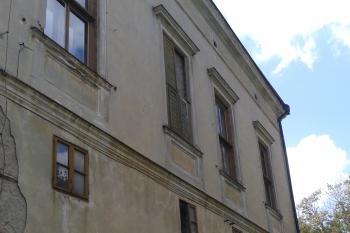 Pohled na křídlo ze zámecké zahrady (© Ivo Rozehnal, 09/2014)