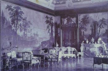 Hlavní sál s panelovými obrazy na dobové fotografii  (© ??? infocedule u zámku)