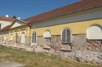 jižní hodp. budova, v současné době s částečně renovovaným kabátem (© D Dohňanský, 07/2018)