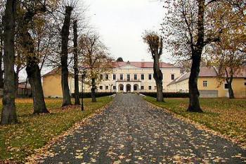 vstupní průčelí ( © Pavel Zany Komárek 27/10/2002)
