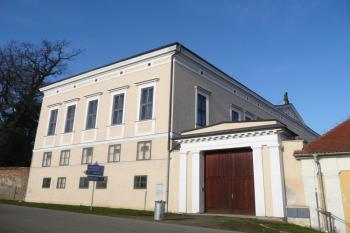 boční průčelí zámku obrácené do ulice ( © Jan P. Štěpánek 11/2009)