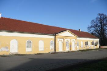 provozní trakt čestného dvora zámku ( © Jan P. Štěpánek 11/2009)
