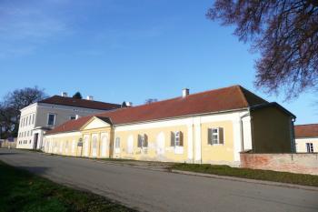 celkový pohled na provozní křídlo a vlastní zámek v pozadí ( © Jan P. Štěpánek 11/2009)