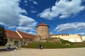 rotunda svaté Kateřiny urostřed nádvoří bývalého hradního předhradí (© Jan P. Štěpánek  04/2024)