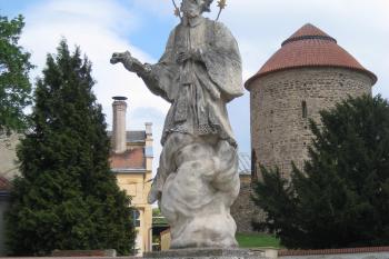 Sv. Jan Nep. před vchodem do zámku (© Zdeněk Susa, 05/2009)