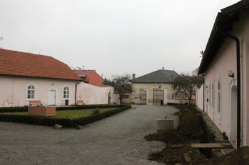 Budovy ve vstupním nádvoří zámku (© Daniela Fantová, 11/2012)