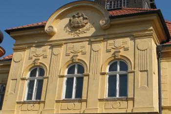 štuková a pilastrová výzdoba  v 1.patře čelního průčelí (© D Dohňanský, 07/2018)