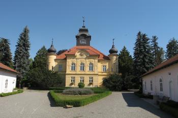 jižní čelní strana zámku (© D Dohňanský, 07/2018)