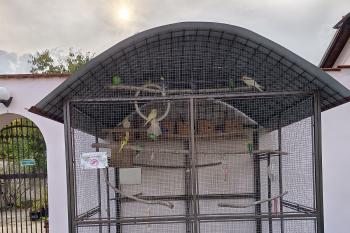 voliéra u hospodářské budovy (© Jaroslav Špiroch  09/2025)