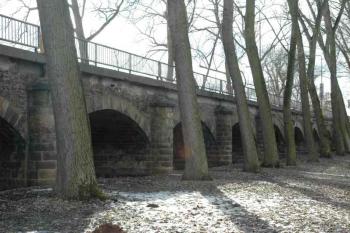 Pohled od náměstí ( © Aleš Marek 03/2006)