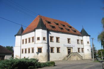 pohled na tvrz od jv. (© D Dohňanský, 09/2015)