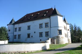západní strana tvrze (© D Dohňanský, 09/2015)