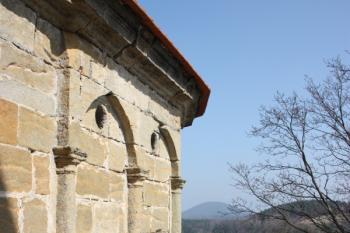 Jižní stěna kaple Božího hrobu, v pozadí Vlhošť ( © Ivan Grisa 03/2010)