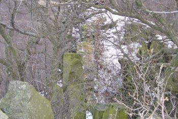 Východní plošina včetně brány (vlevo) (© Prudký Martin, 12/2005)