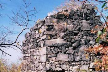 polygonální bašta - zdivo (© Miroslav Rybáček 2004)