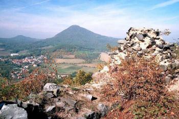 Milešov a Milešovka (© Miroslav Rybáček 2004)