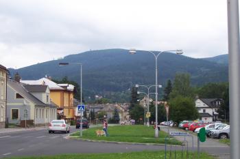 Rozhledna Zlatý Chlum - pohled na Zlatý Chlum z Jeseníku - rozhledna kousek vlevo od vrcholu. (© Ivo Rozehnal, 07/2011)