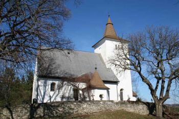 Pohled od jihu přes hřbitovní zeď (© Ivan Grisa, 03/2008)