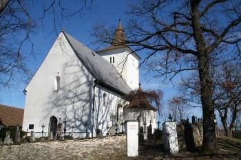 Západní průčelí a vstupní brána na hřbitov (© Ivan Grisa, 03/2008)