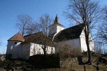 Kostnice a kostel z dolní části hřbitova (© Ivan Grisa, 03/2008)