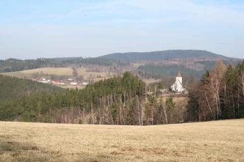 Pohled z louky nad Švédskými hroby (© Ivan Grisa, 03/2008)