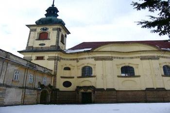 Kostel od východu se spojovací chodbou se zámkem ( © Pavel Vítek 02/2006)